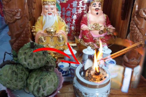 Gia chủ nên thắp 3 nén hương tượng trưng cho sự hòa hợp giữa Thiên – Địa – Nhân
