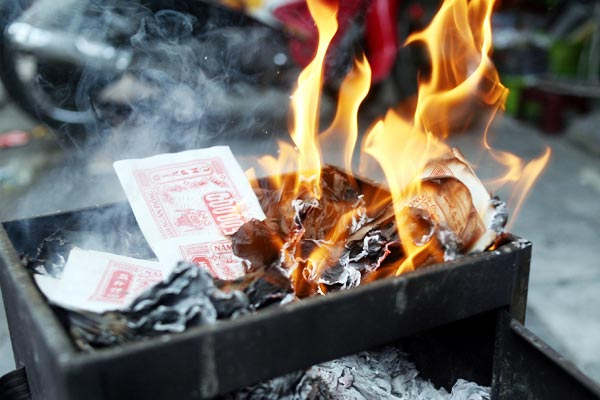 Hóa vàng là công đoạn cuối cùng của buổi lễ Hóa vàng là công đoạn cuối cùng của buổi lễ